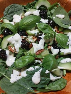 Una foto de Ensalada verde con kiwi y zarzamora