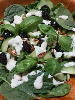 Una foto de Ensalada verde con kiwi y zarzamora