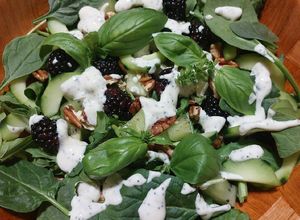 Una foto de Ensalada verde con kiwi y zarzamora