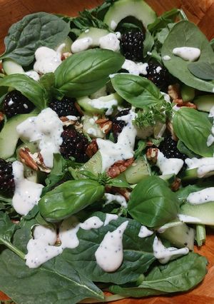 Una foto de Ensalada verde con kiwi y zarzamora