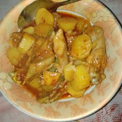A picture of Chicken pepper soup with irish potatoes.
