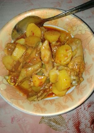 A picture of Chicken pepper soup with irish potatoes.