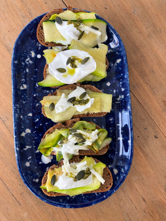 Une photo de Crostini Burrata courgettes