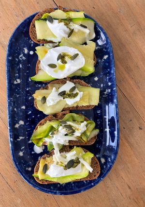 Une photo de Crostini Burrata courgettes