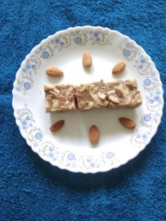ગુંદર પાક (Gundar Paak Recipe In Gujarati) રેસીપી મુખ્ય ફોટો