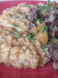 Lentejas cremosas con bistec y papas