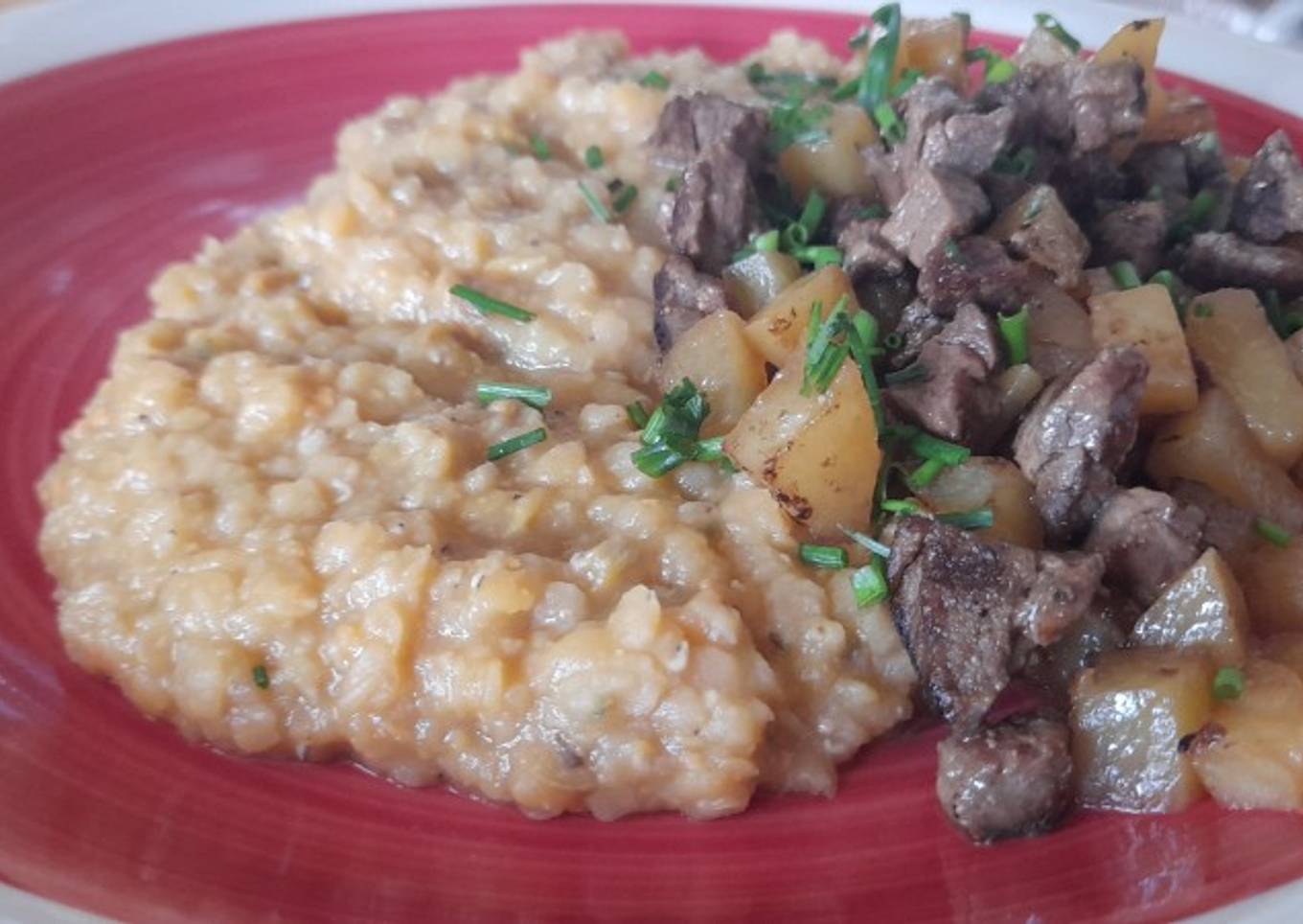 Lentejas cremosas con bistec y papas