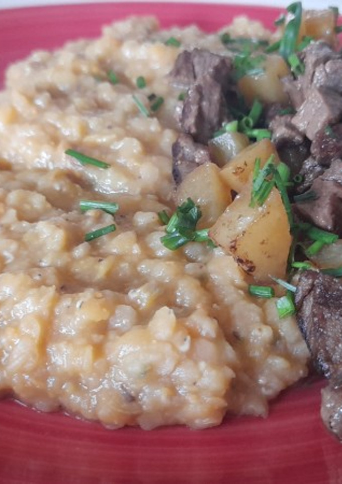 Una foto de Lentejas cremosas con bistec y papas