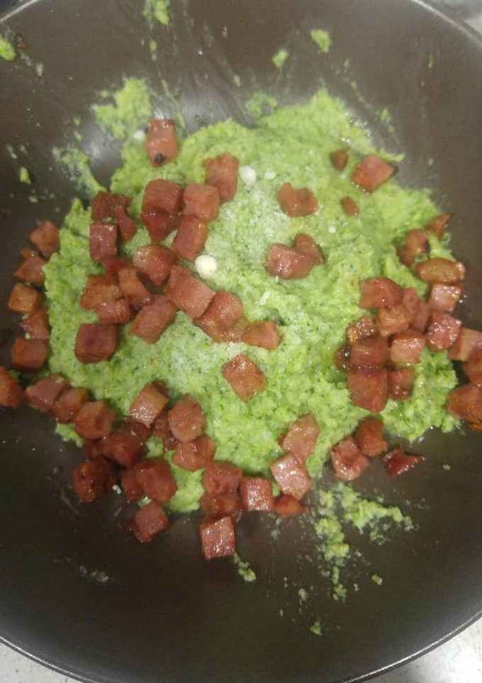 Una foto de Puré brócoli con jamón y queso