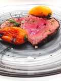 Tagliata di filetto di manzo al rosmarino con mini peperoni al forno