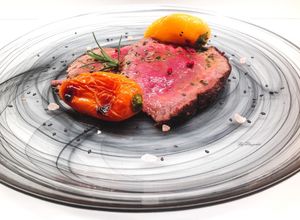 Foto di Tagliata di filetto di manzo al rosmarino con mini peperoni al forno