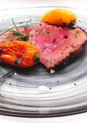Foto di Tagliata di filetto di manzo al rosmarino con mini peperoni al forno