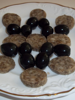 Una foto de Aperitivo de Andola con aceitunas negras
