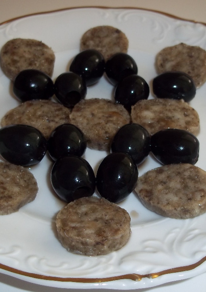 Una foto de Aperitivo de Andola con aceitunas negras