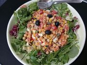 Una foto de ensalada de berros huevo