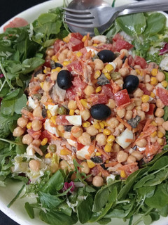 Una foto de Ensalada de garbanzos y maíz