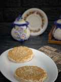 كعكة الأرز والشوفان بزبدة الفول السوداني