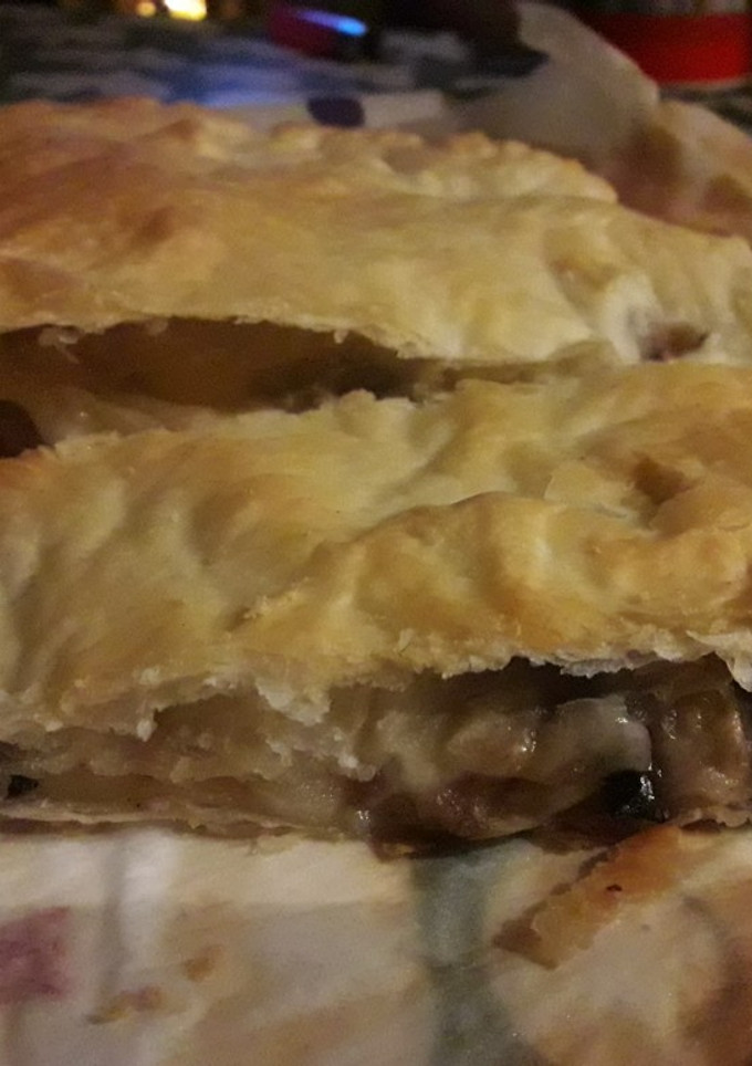 Una foto de Hojaldre de setas con queso y cebolla