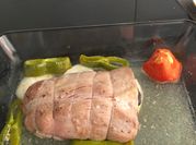 Una foto de solomillo de cerdo relleno de beicon y
