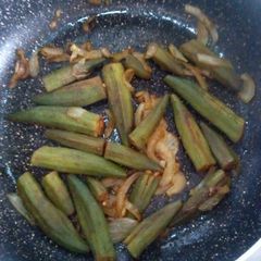 A picture of Mom's simple stuffed okra.