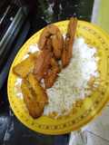 Palitos de Salmón con Arroz y Tajadas de Plátano