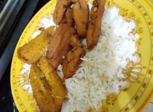 Una foto de Palitos de Salmón con Arroz y Tajadas de Plátano