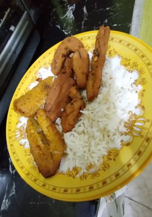 Una foto de Palitos de Salmón con Arroz y Tajadas de Plátano