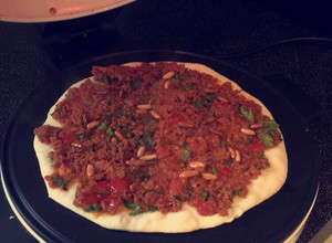 صورة لوصفة لحم بعجين بدبس الرمان 😋❤️