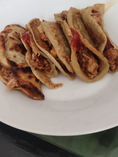 Una foto de ¡¡Tortillas caseras rellenas de un salteado de pollo y verduras !!