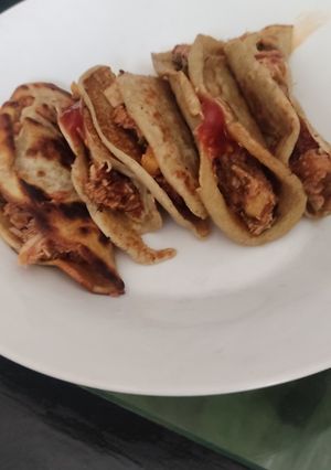 Una foto de ¡¡Tortillas caseras rellenas de un salteado de pollo y verduras !!