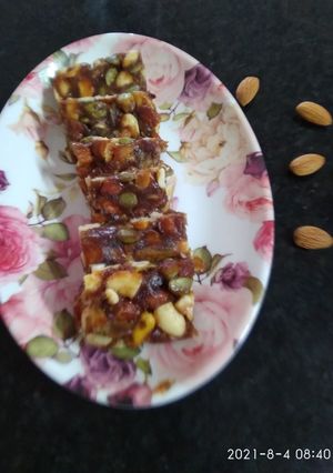 ડ્રાયફ્રુટ ચીકી (Dryfruit Chiki Recipe In Gujarati) રેસીપી મુખ્ય ફોટો