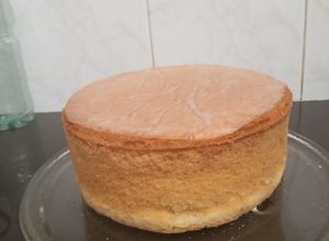 Una foto de Bizcochuelo simple para postres y tortas de cumpleaños