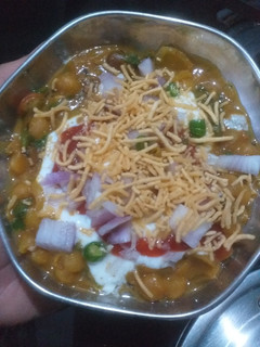 आलू टिक्की चाट (Aloo Tikki Chaat recipe in Hindi) रेसिपी मुख्य फोटो