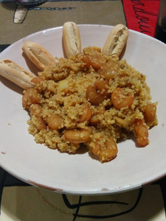 Una foto de Cous-cous con gambas y puerros salteados en Wok