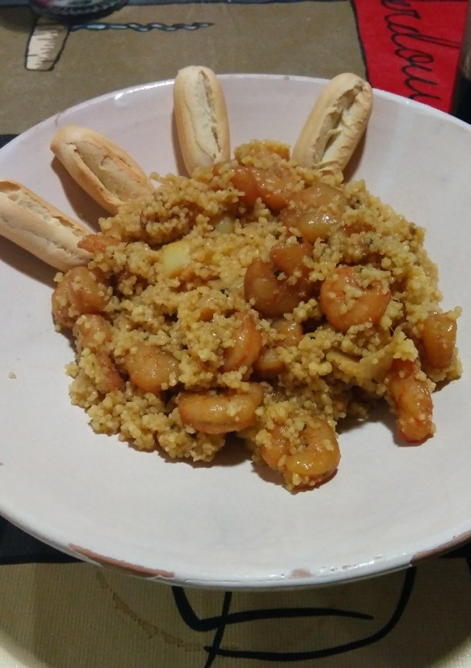 Una foto de Cous-cous con gambas y puerros salteados en Wok