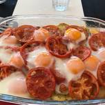 Patatas asadas con tomate y huevos al horno