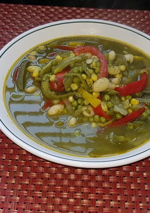 Una foto de Sopa de verduras y granos