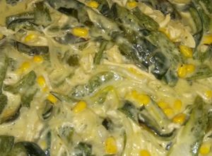 Una foto de Rajas poblanas con pollo en crema de elote