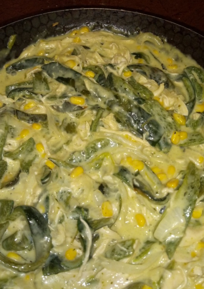 Una foto de Rajas poblanas con pollo en crema de elote