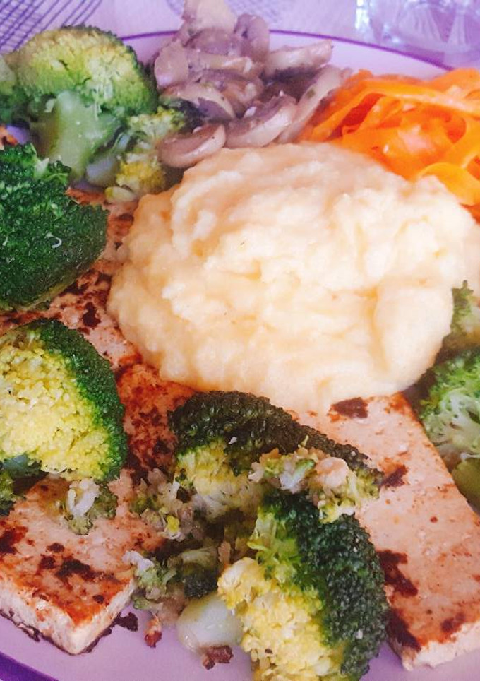 Una foto de Polenta con tofu y verduras al ajíllo