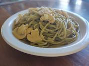 Una foto de spaghetti con espinaca y champiñones