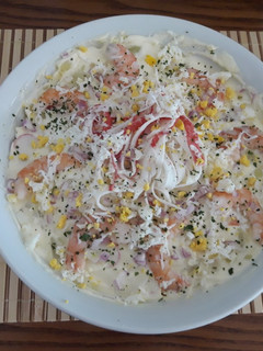 Una foto de Ensaladilla de langostinos y surimi
