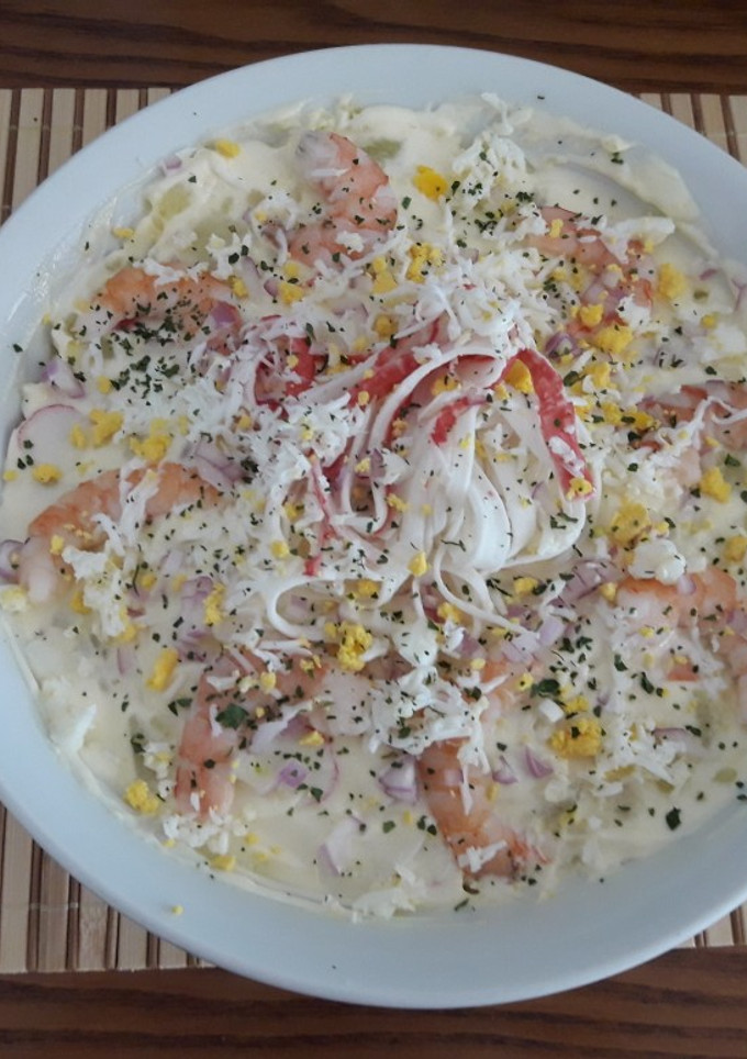 Una foto de Ensaladilla de langostinos y surimi