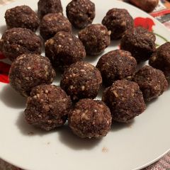 A picture of Dates energy balls.