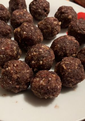 A picture of Dates energy balls.