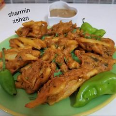 A picture of Pakora mix and Vegetable pakora (veggie fritters).
