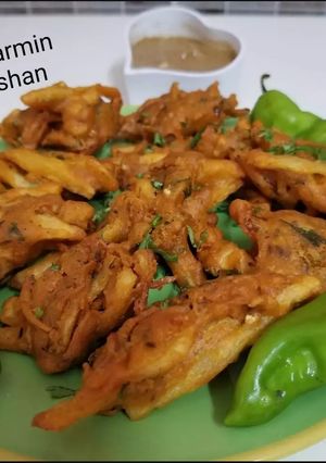 A picture of Pakora mix and Vegetable pakora (veggie fritters).