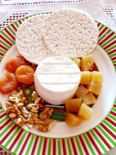 Una foto de Desayuno con queso fresco, frutos secos, membrillo y tortitas