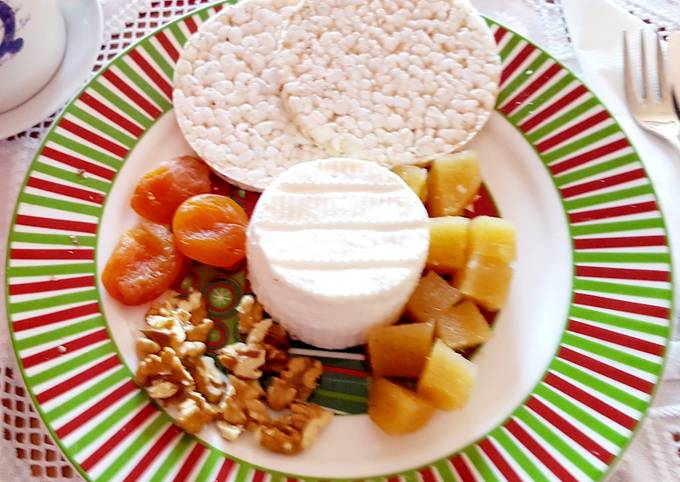 Desayuno con queso fresco, frutos secos, membrillo y tortitas Receta de  carme castillo- Cookpad