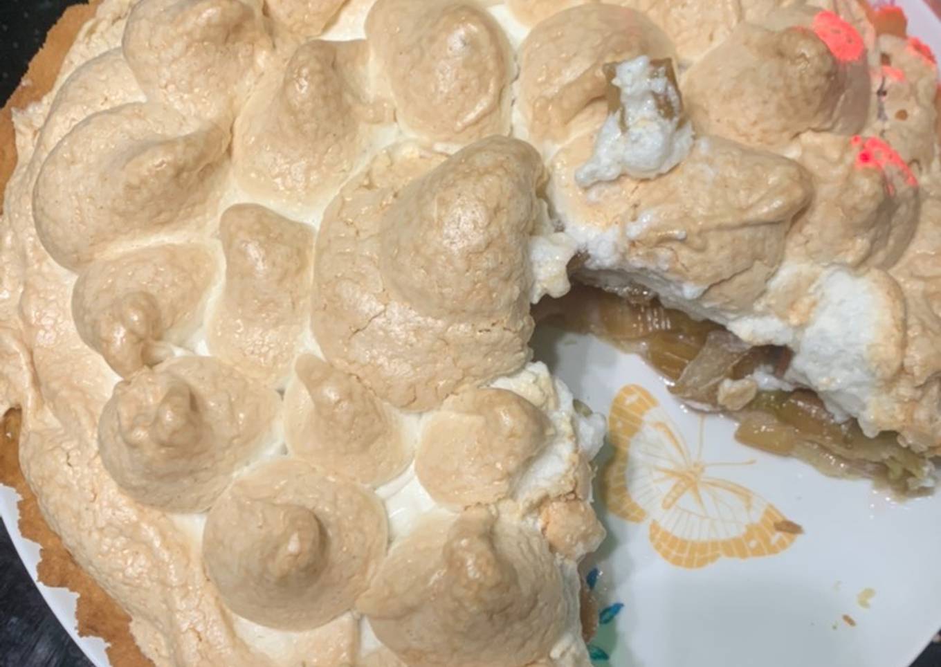 Rhubarb meringue pie